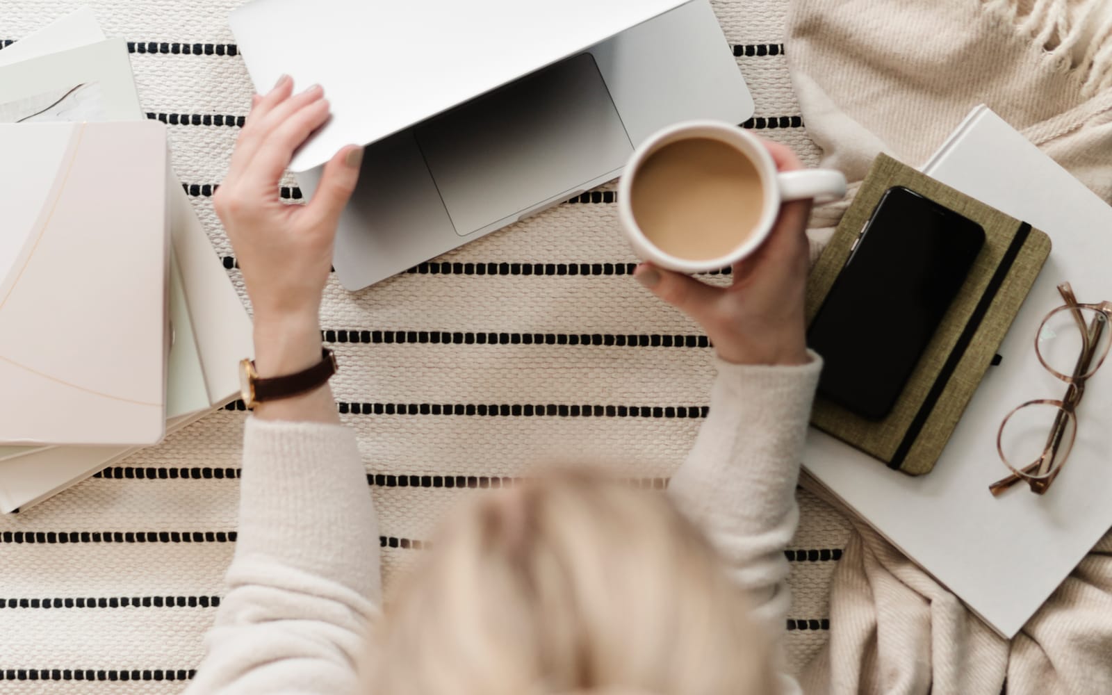 Laptop und Kaffee von oben auf hellem Tisch, Symbolbild für Blutwerte bei Dünndarmfehlbesiedlung