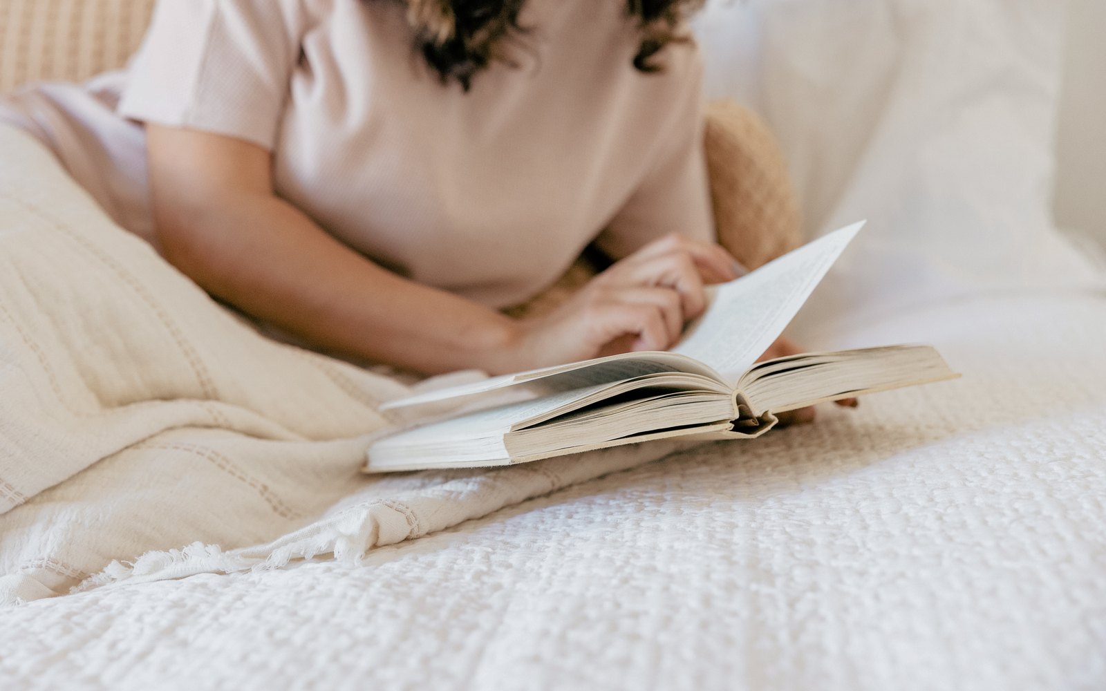 Frau macht es sich mit einem Buch gemütlich, Symbolbild für eine oft unerkannte Dünndarmfehlbesiedlung