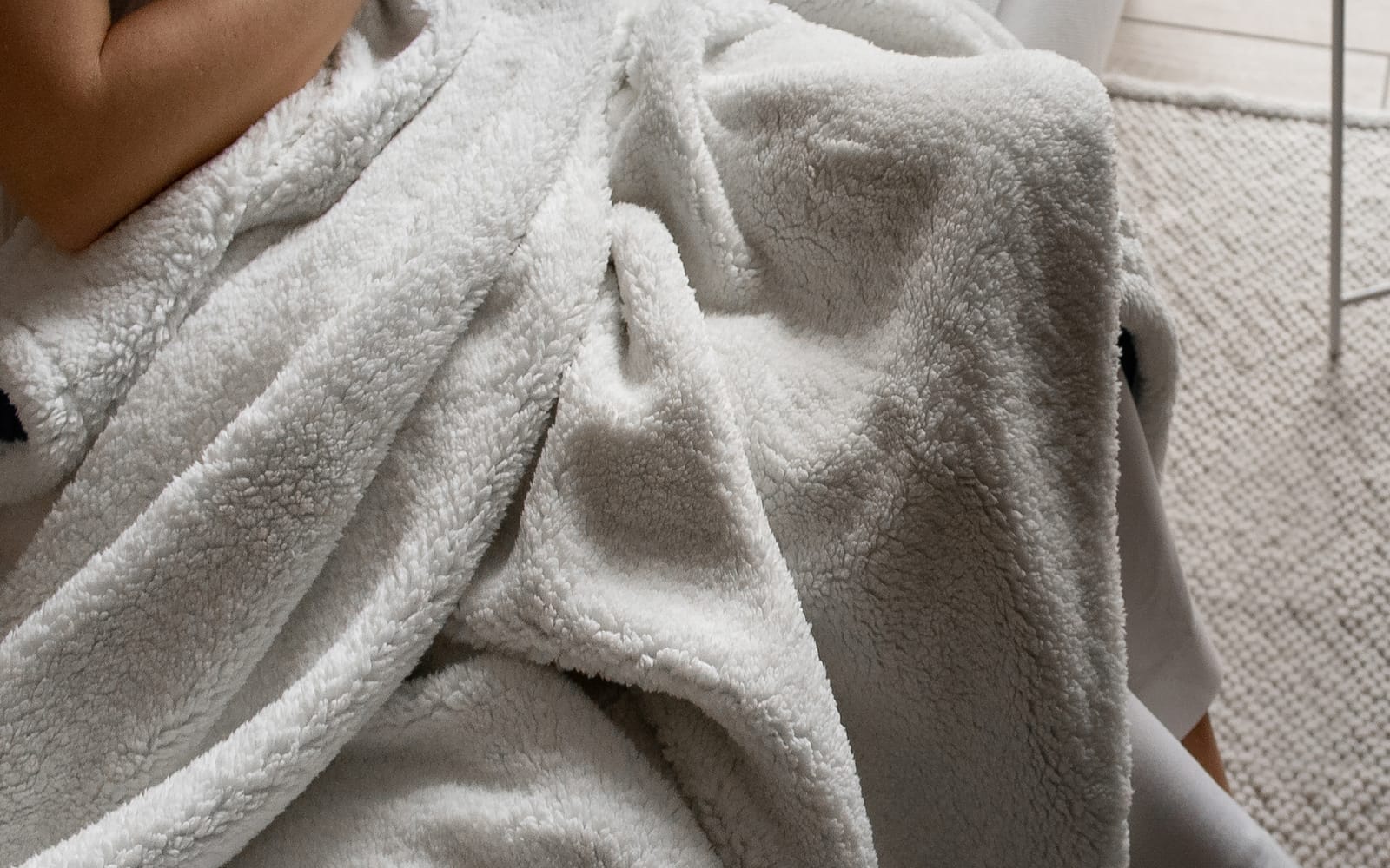 Gemütliche Couch mit weicher Decke, Symbolbild für einen gereizten Darm bei Leaky Gut