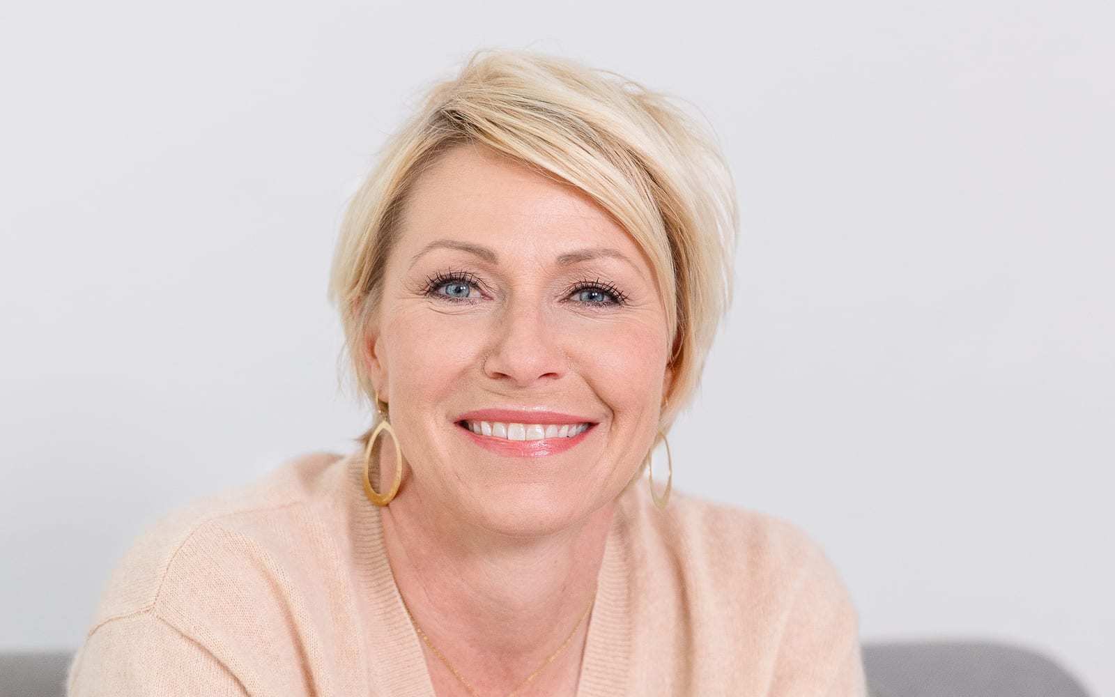 Steffi Brisch, Heilpraktikerin für Darmgesundheit, lächelt in die Kamera, Symbolbild für Blähbauch nach dem Essen