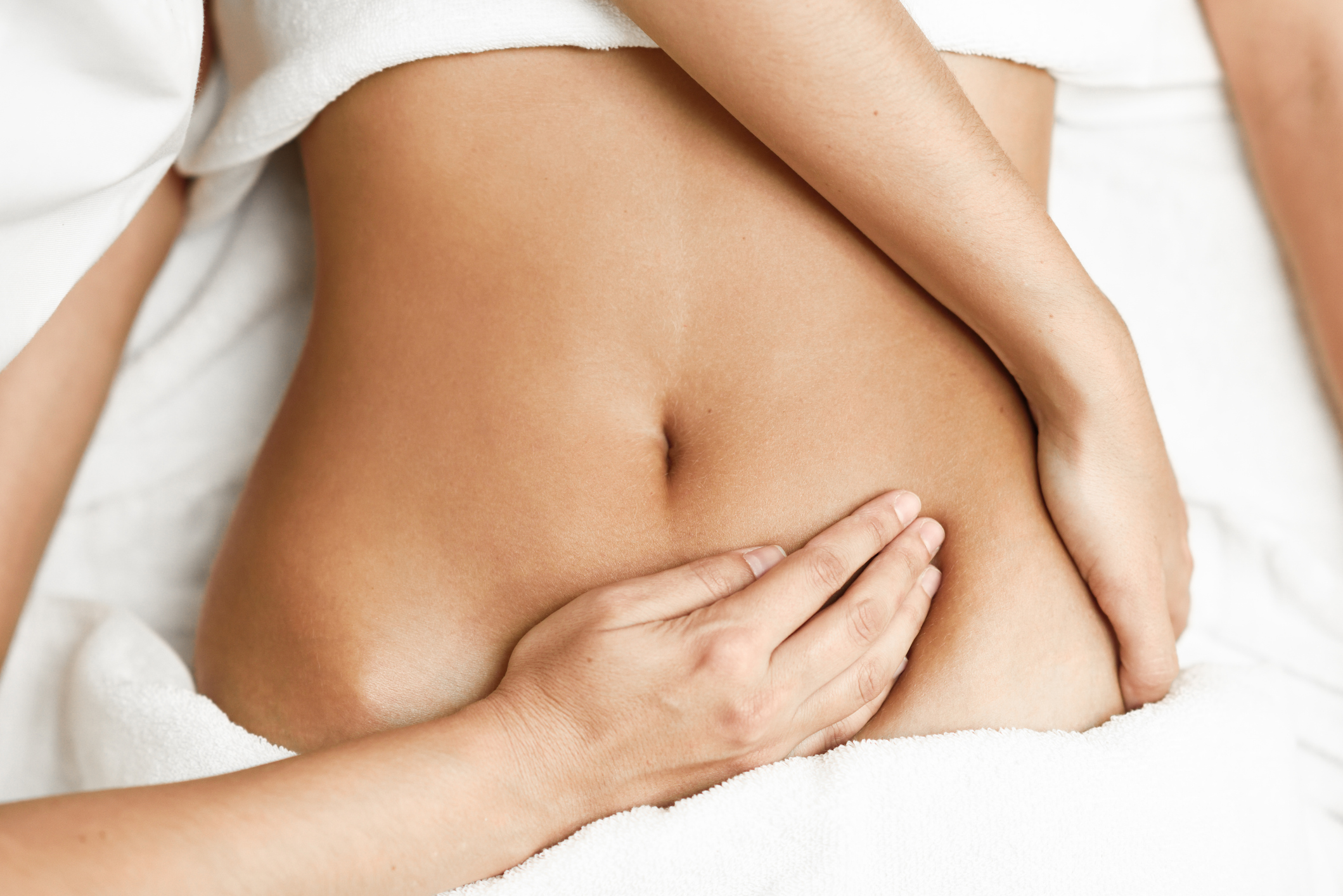 Sanfte Bauchmassage bei der Colon-Hydro-Therapie in der Naturheilpraxis Bauchgefühl in Potsdam