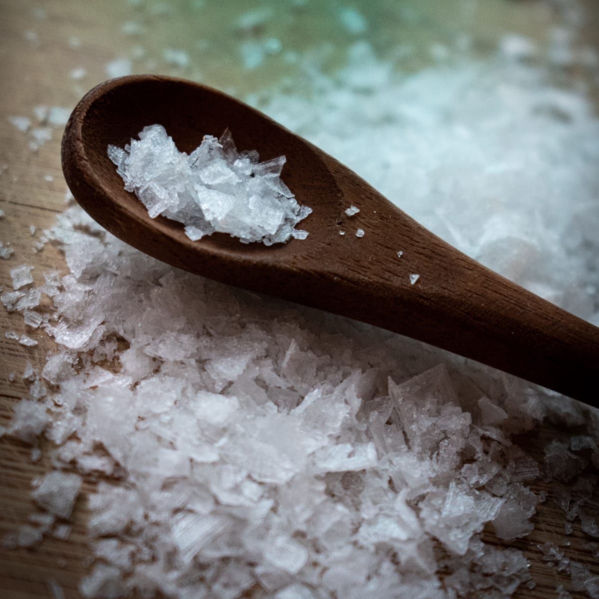 Glaubersalz, also Natriumsulfat, auf einem Holzlöffel zur Darmentleerung beim Fasten
