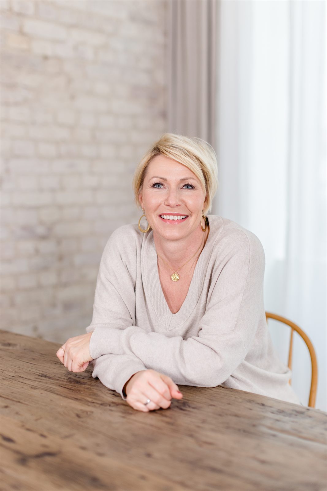 Steffi Brisch, Heilpraktikerin für Reizdarm und SIBO, an einem Holztisch
