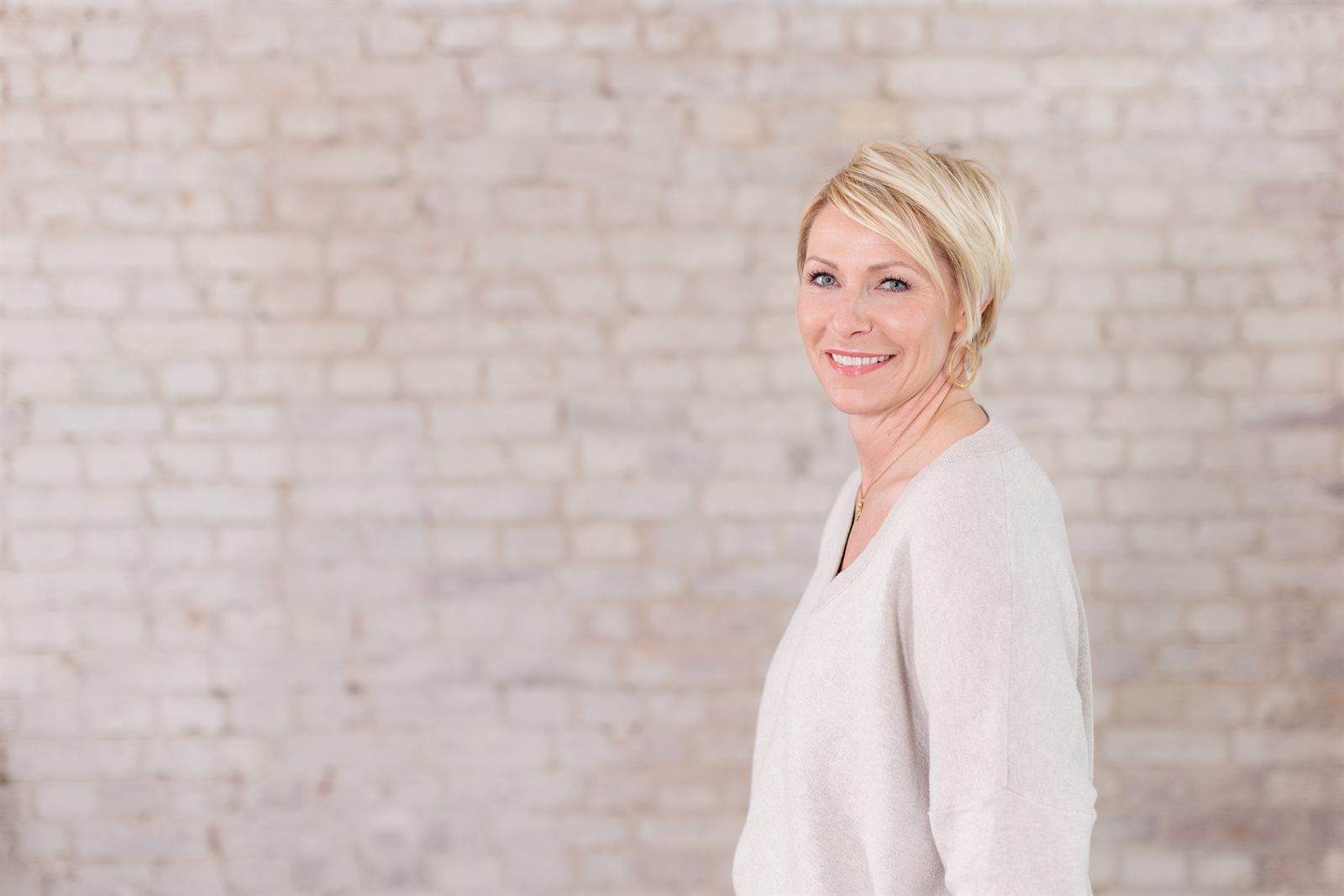 Steffi Brisch, Heilpraktikerin für Reizdarm und SIBO in Potsdam, vor einer hellen Ziegelwand